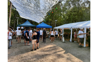 L'accueil avec des stands d'exposants